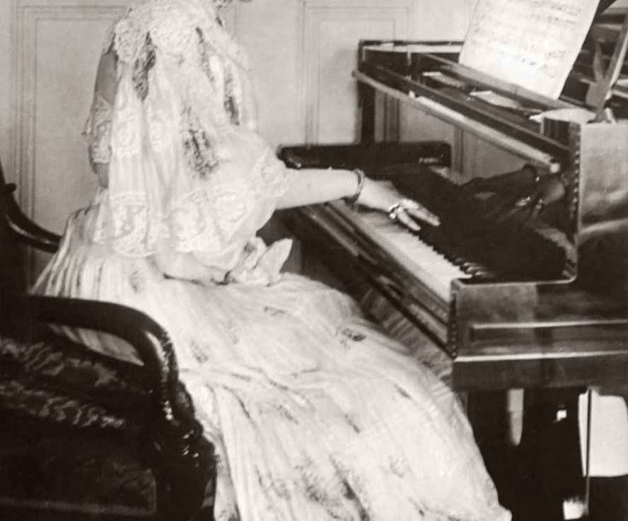 Radio Faux Show Volume 3, Number 34: Best of 2023 (Female&nbsp;Artists)